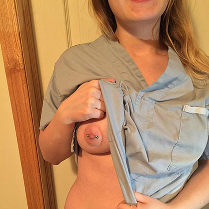 Ulrica visar sin intim piercing i br�stv�rtan