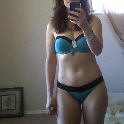 Cassandra i bara trosor och beh� tar en selfie