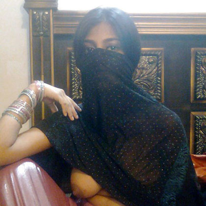 �r du intresserad av att uppleva �kta arabisk sex med Aishah, en sexig muslimsk tjej med former