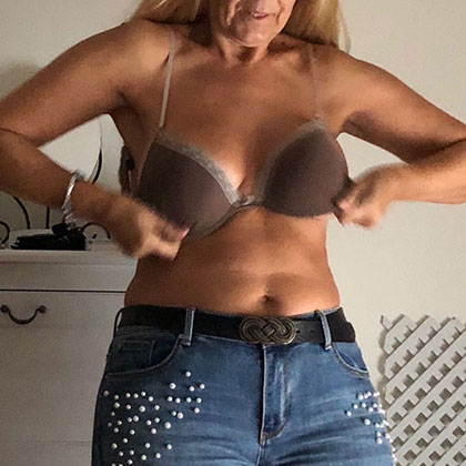 Dagny visar sin �ldre fina kropp